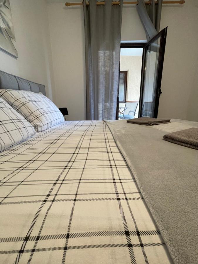 Apartman Ana Vrlika Exterior foto